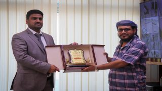 هيئة الخليج وعدن للتنمية والخدمات الإنسانية تكرم المدير التنفيذي لشركة النفط اليمنية طارق الوليدي