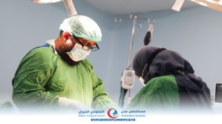 نجاح عملية جراحية معقدة لاستئصال ورم في القولون بمستشفى عدن التعاوني الخيري