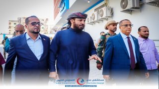 رئيس الهيئة السياسية في المجلس الانتقالي يزور مستشفى عدن التعاوني الخيري