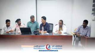 مستشفى عدن التعاوني الخيري ينظّم محاضرة توعوية لعمال النظافة لتعزيز إجراءات السلامة المهنية